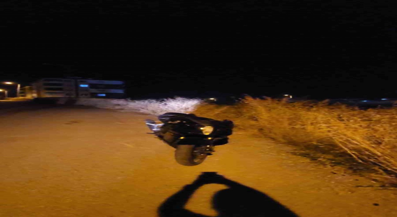 Çaldıkları motosikleti boş araziye atıp kaçtılar
