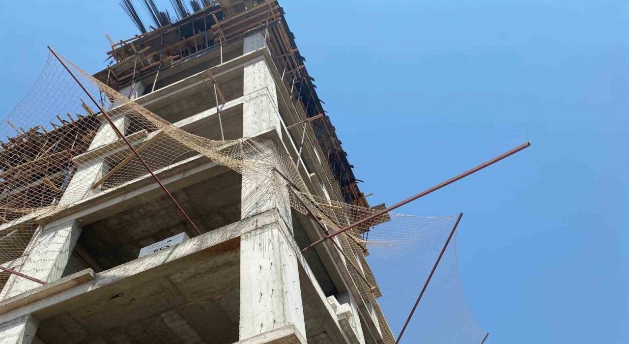 Çalıştığı inşaatın 8inci katından düşen işçi hayatını kaybetti