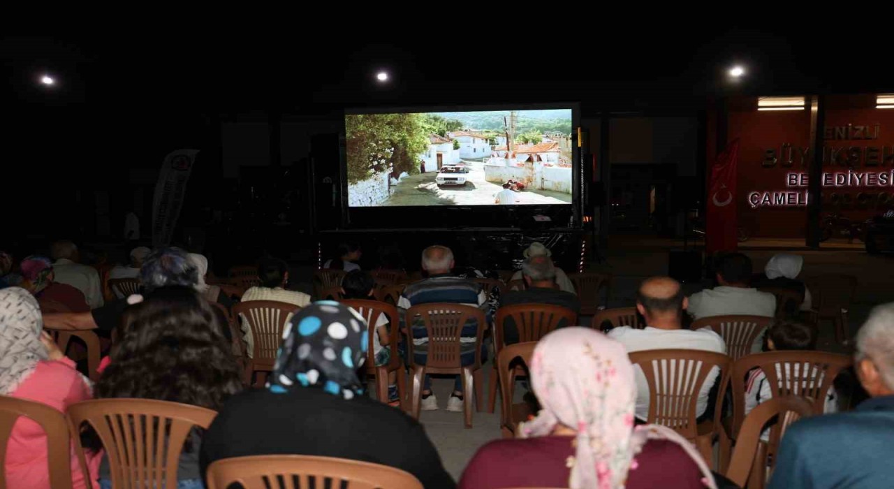 Çamelinde sinema ve türkü dolu yaz akşamı