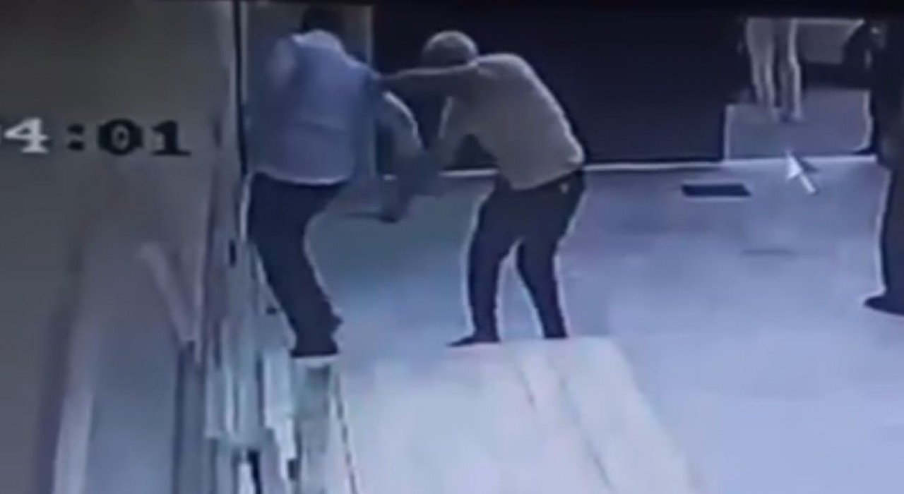 Cami müezzini bıçaklandı: O anlar kamerada