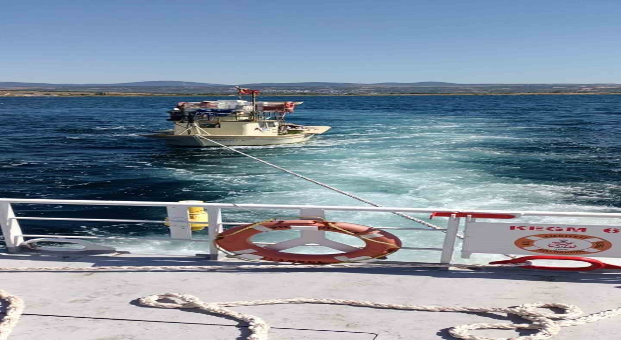 Çanakkale Boğazında makine arızası yaparak sürüklenen tekne kurtarıldı