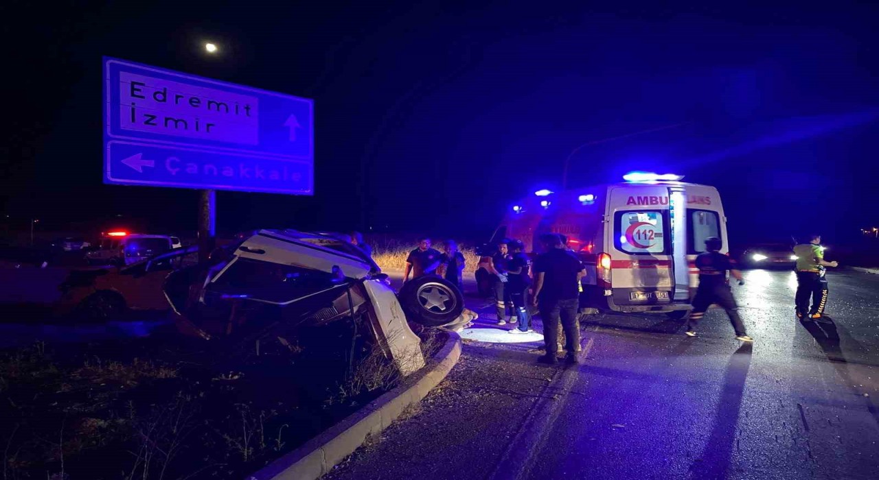 Çanakkalede iki otomobil çarpıştı: 1i ağır 3 yaralı