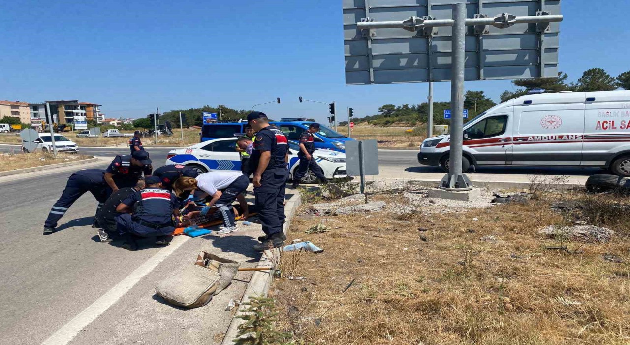 Çanakkalede otomobil motosiklete çarpıp takla attı: 1i ağır 2 yaralı