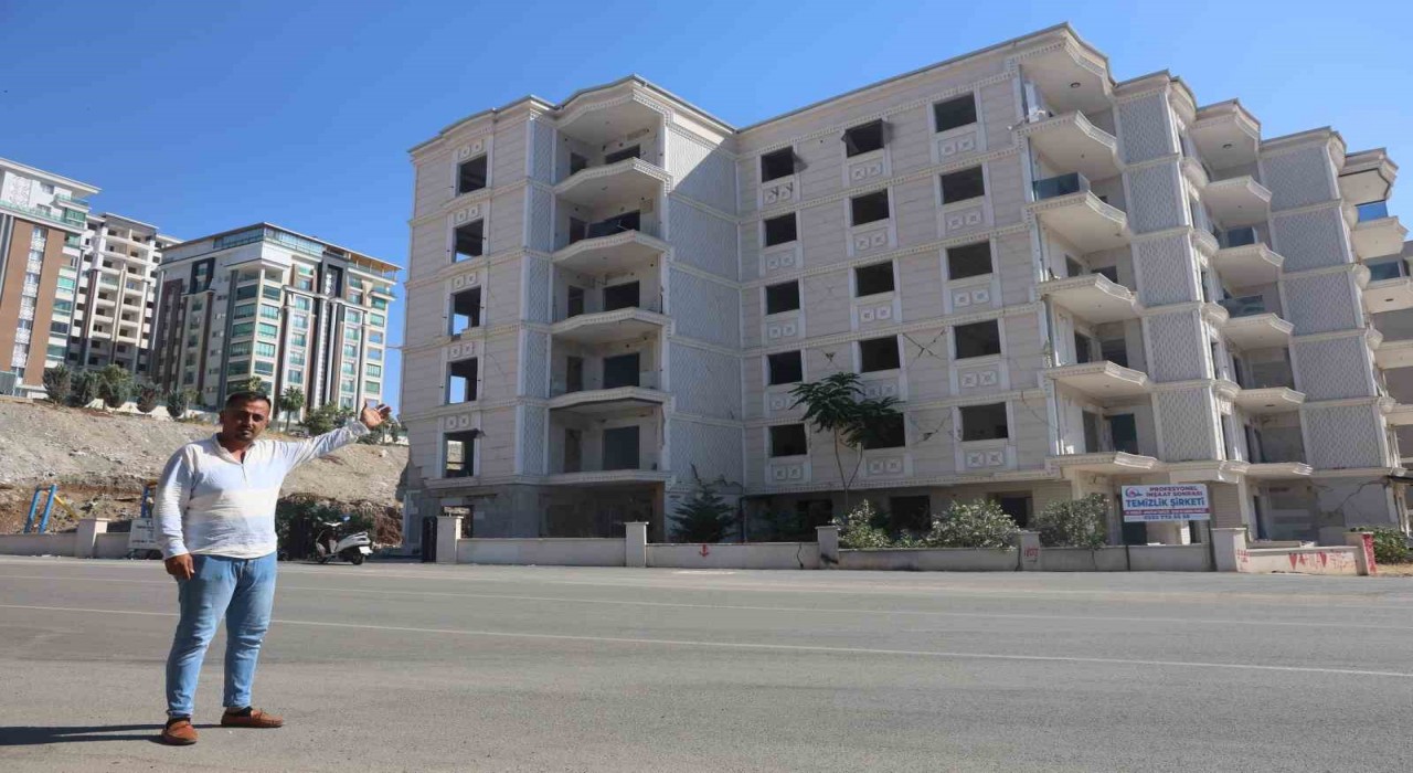 Canını hiçe sayıp ağır hasarlı binaya giren vatandaşın, yıkım öncesi yavru köpeği kurtardığı anlar kamerada