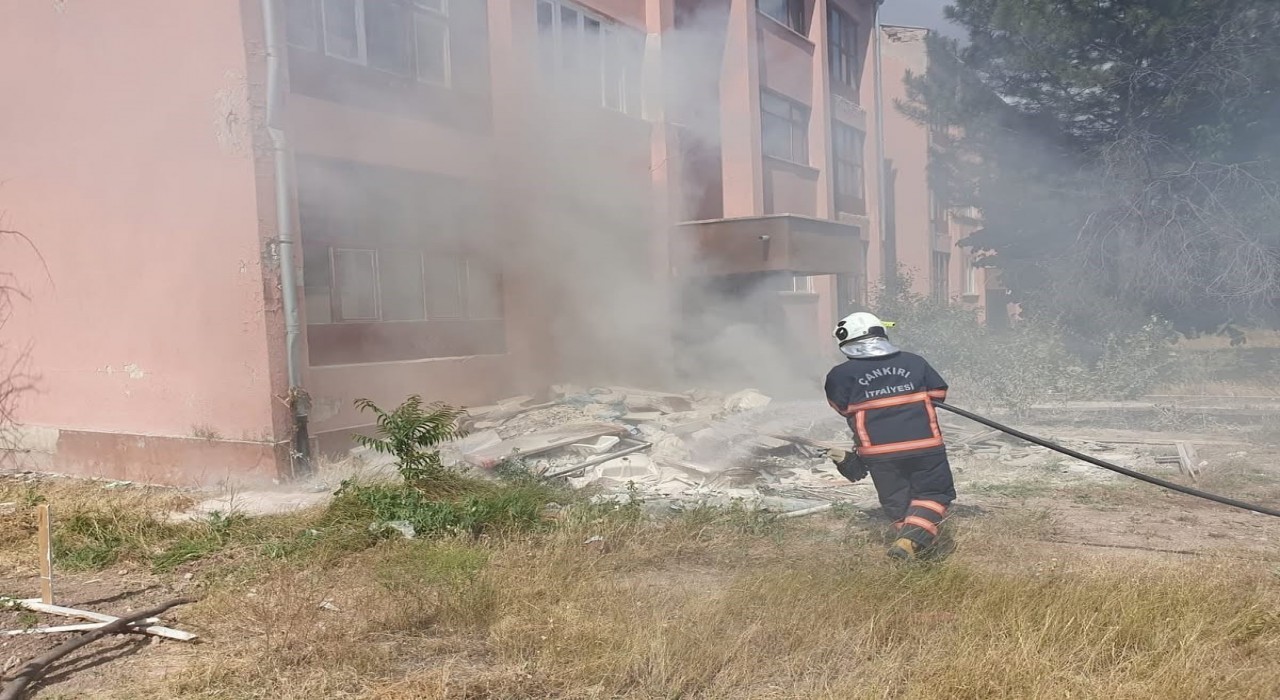 Çankırıda çıkan ot yangını büyümeden söndürüldü