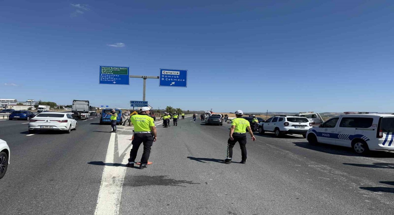 Çatalcada bariyere çarpan araç parçalandı, 1 astsubay hayatını kaybetti
