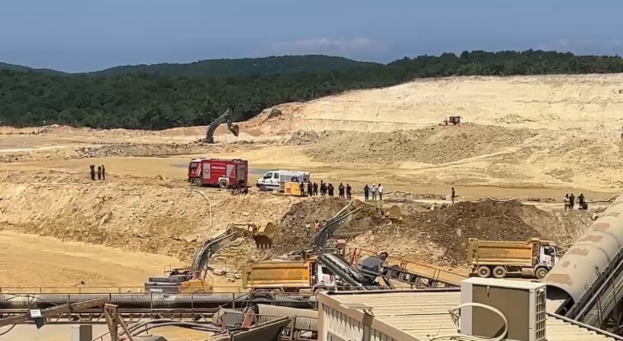 Çatalcada kum ocağında göçük: İş makinesi atık su biriken alana düştü, operatörü kurtarma çalışmaları sürüyor