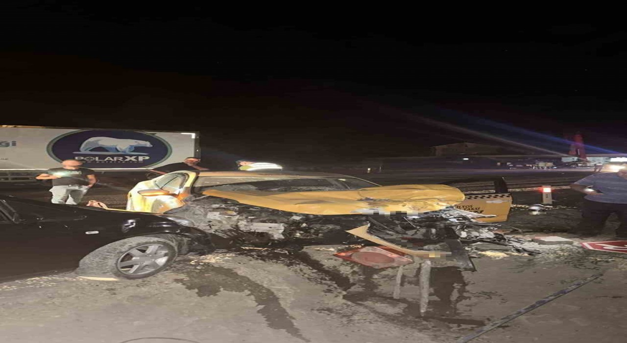 Çaycumada ticari taksi tıra arkadan çarptı: 1 yaralı