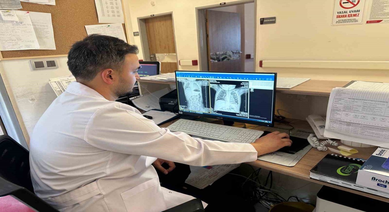 Çekirdek kabukları yutması sonucu nefessiz kalan bebek yapılan ameliyatla kurtarıldı