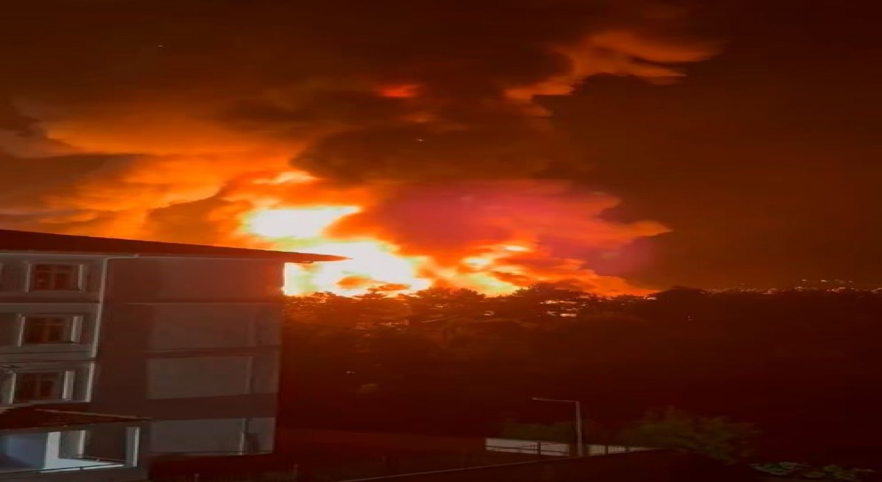 Çekmeköyde fabrika yangını: Yanan fabrika havadan görüntülendi