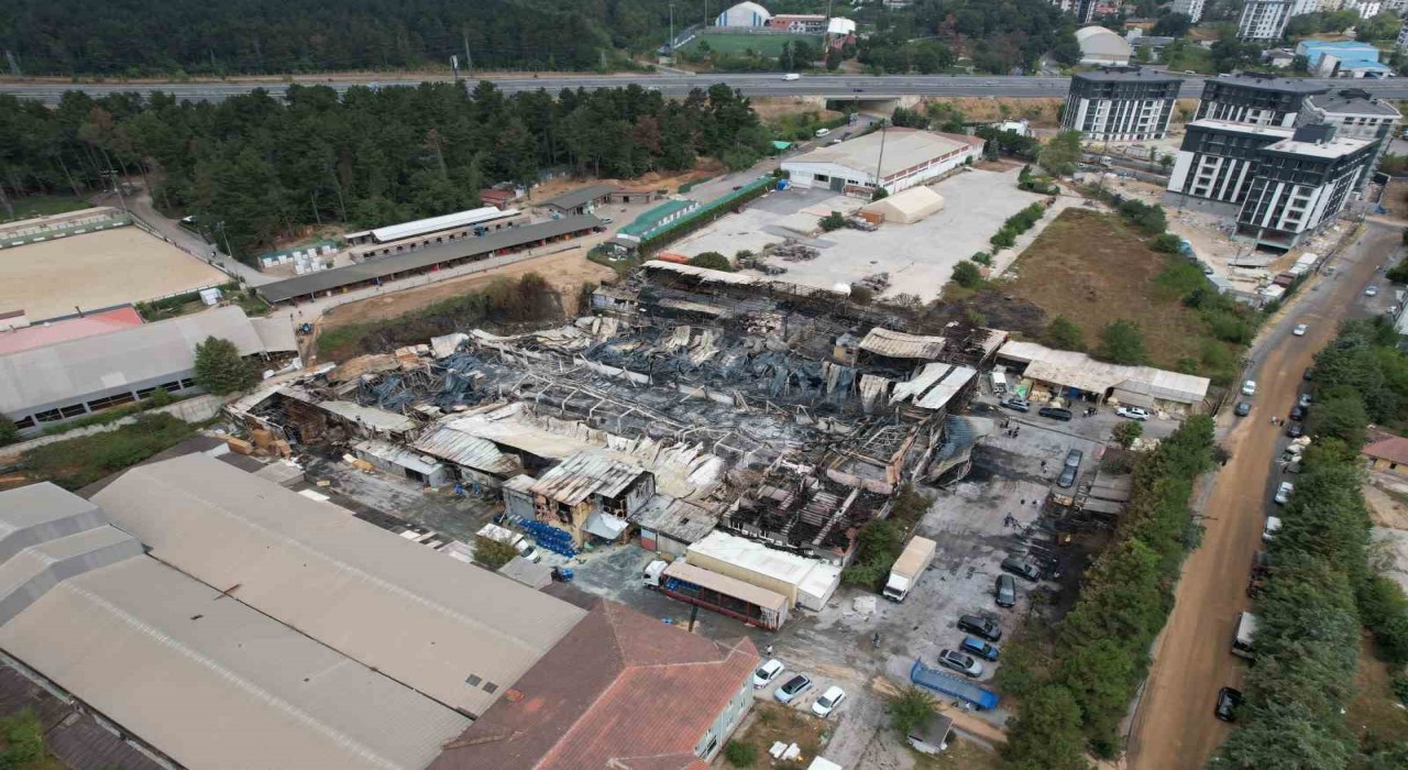 Çekmeköyde yanarak küle dönen sünger fabrikası havadan görüntülendi