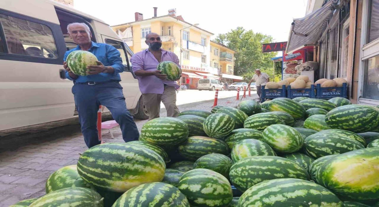 Çemişgezekte ‘Hıdıroz karpuzu tezgahlardaki yerini aldı