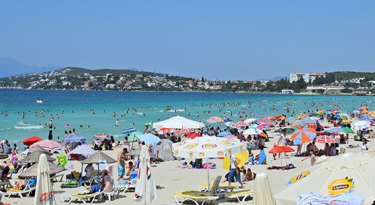Çeşmede 14 plaj ve 2 marinada Mavi Bayrak dalgalanacak