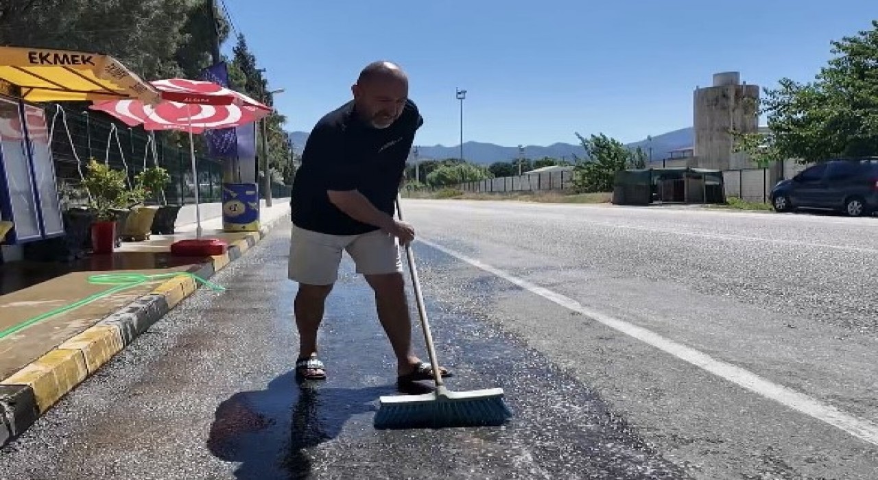 Çevreci bakkala Başkan Öküzcüoğlundan plaket