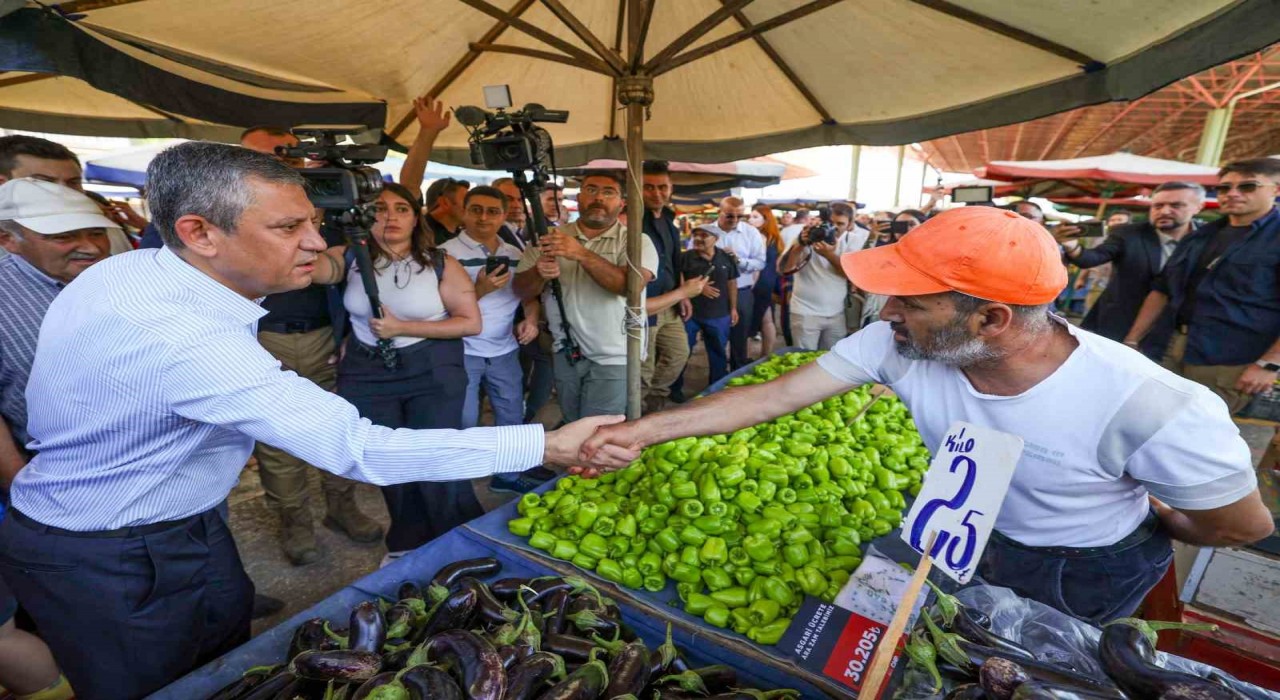 CHP Genel Başkanı Özel, Ankarada semt pazarı ziyaret etti
