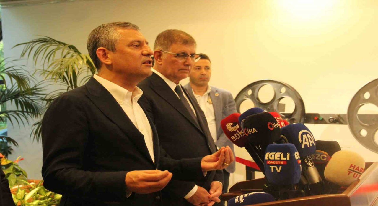 CHP Genel Başkanı Özgür Özel İzmirde basın toplantısı düzenledi