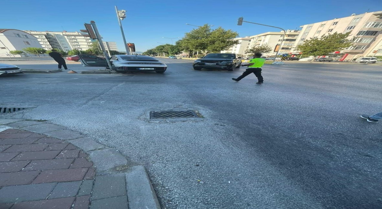 CHP İstanbul Milletvekili İlgezdi, Çanakkalede trafik kazası geçirdi