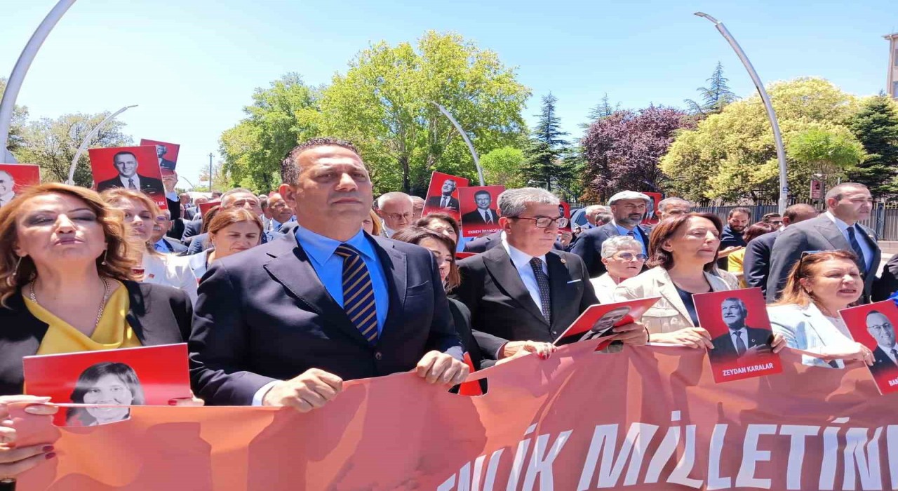 CHPli vekiller, operasyonları protesto etmek için slogan atarak yürüdü