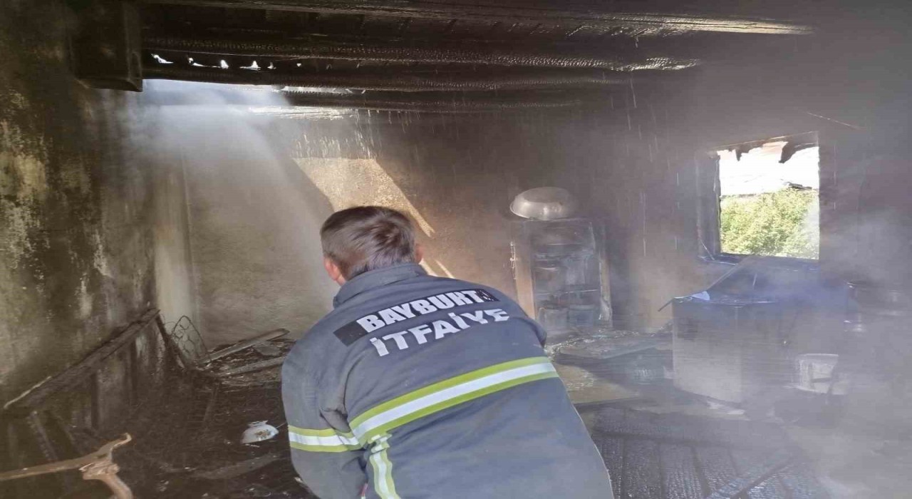 Çiğdemlik köyündeki tandır evinde çıkan yangın söndürüldü