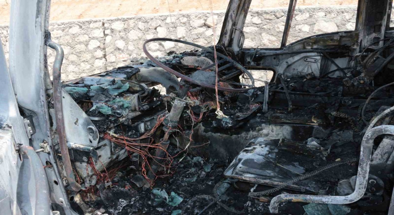 Cizrede seyir halindeki tır alevlere teslim oldu