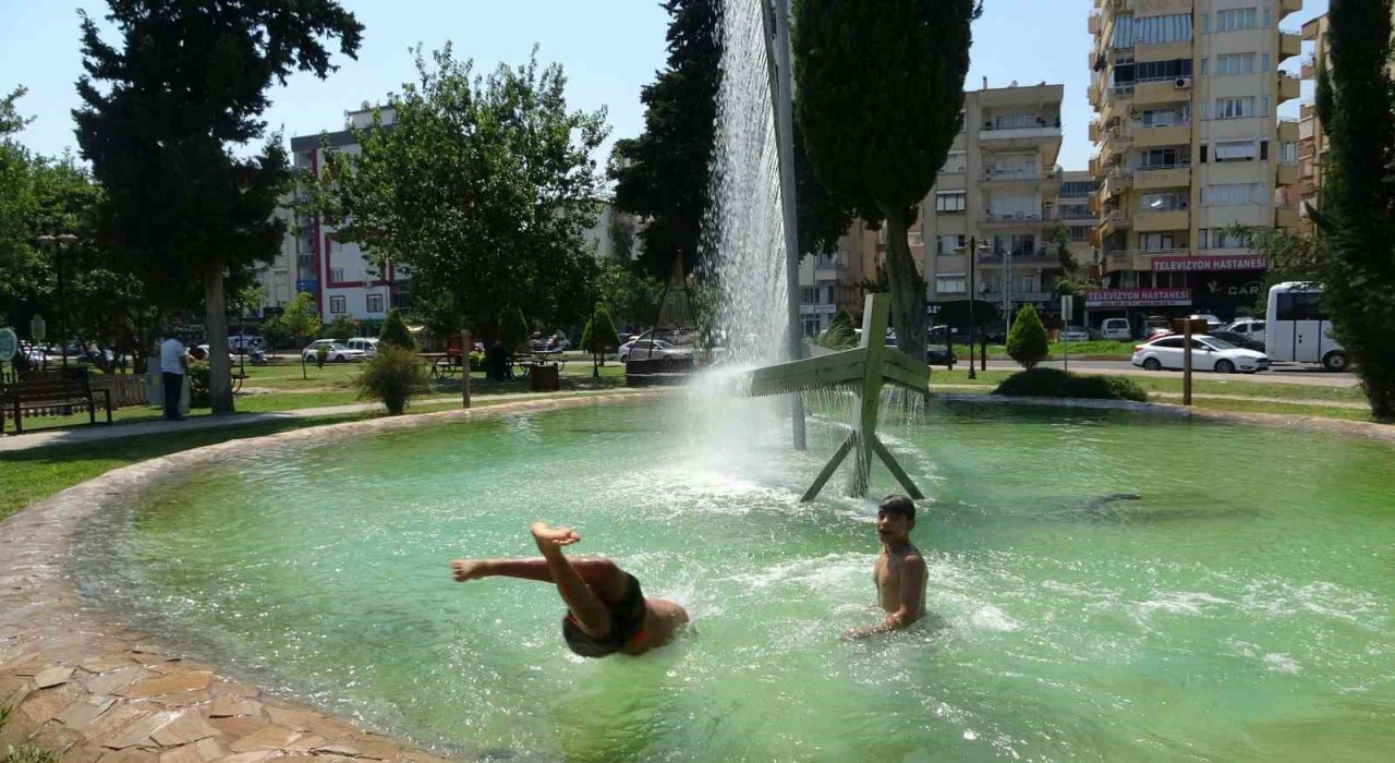 Çocuklar sıcak havada süs havuzunda serinledi