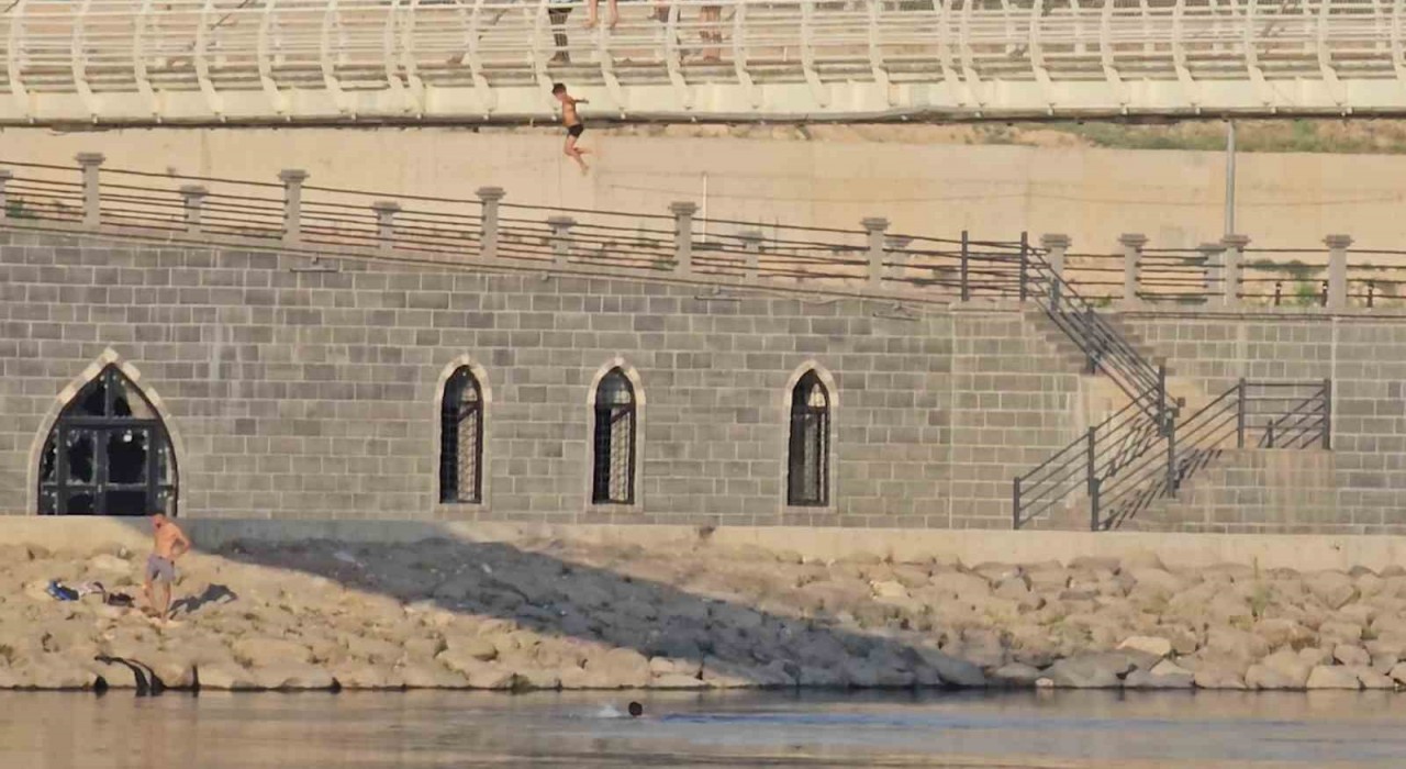 Çocuklar tehlikeye aldırış etmedi metrelerce yükseklikten suya atladı