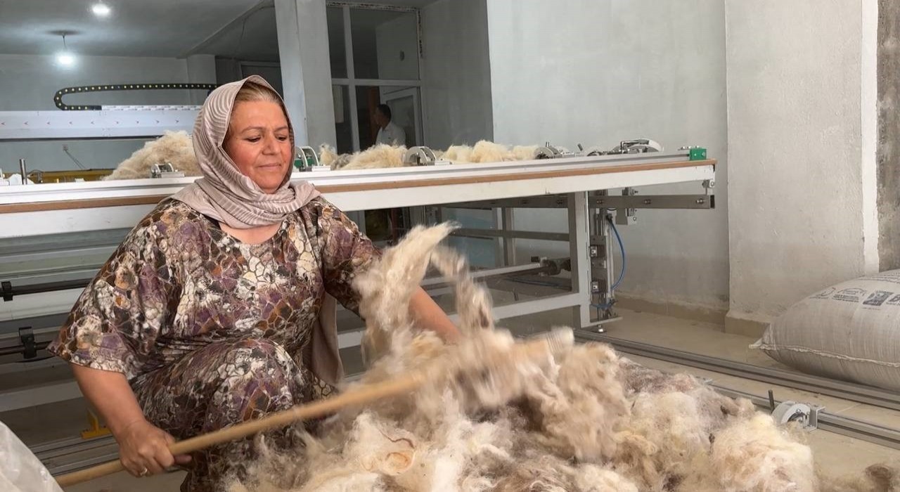 Çöpten topladığı yünlerle iş kurdu