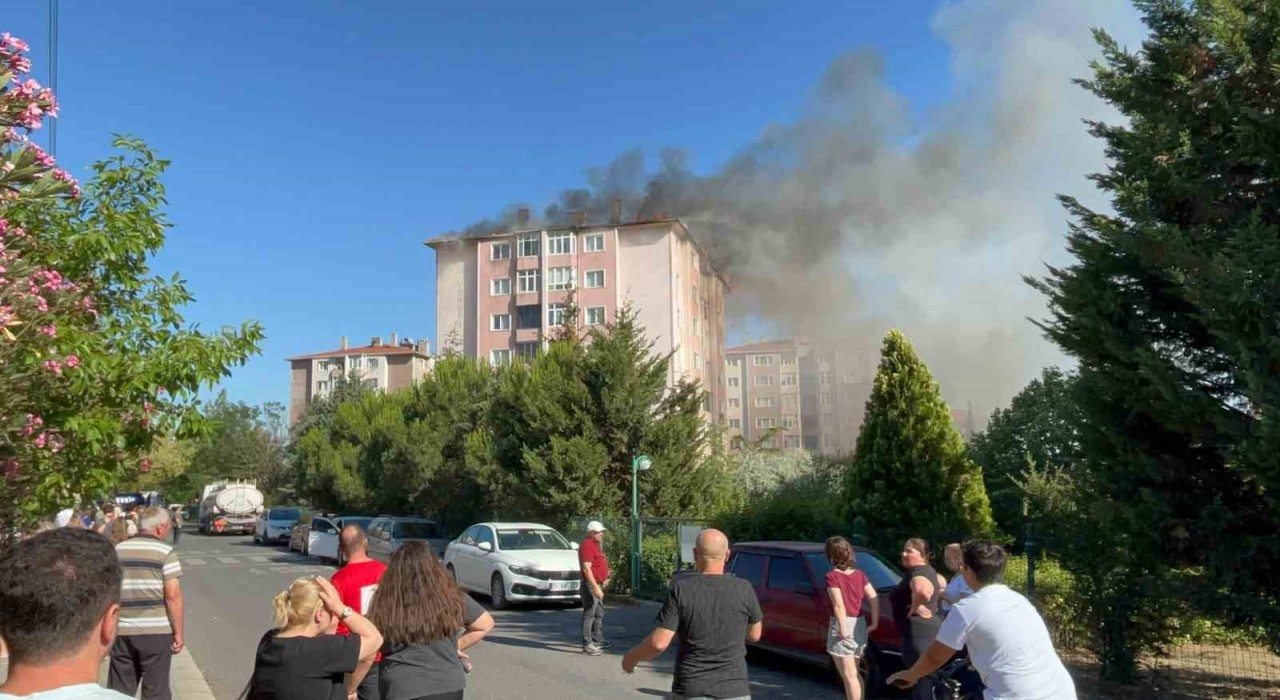 Çorluda apartman çatısı alev alev yandı