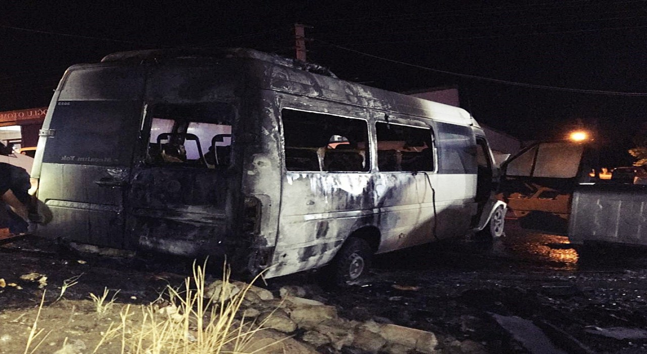 Çorluda park halindeki iki minibüs alev topuna döndü