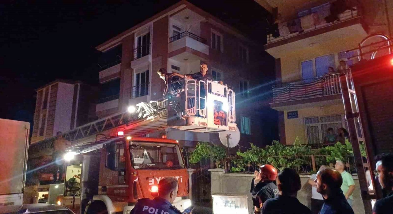 Çorumda apartman dairesinde çıkan yangın paniğe yol açtı