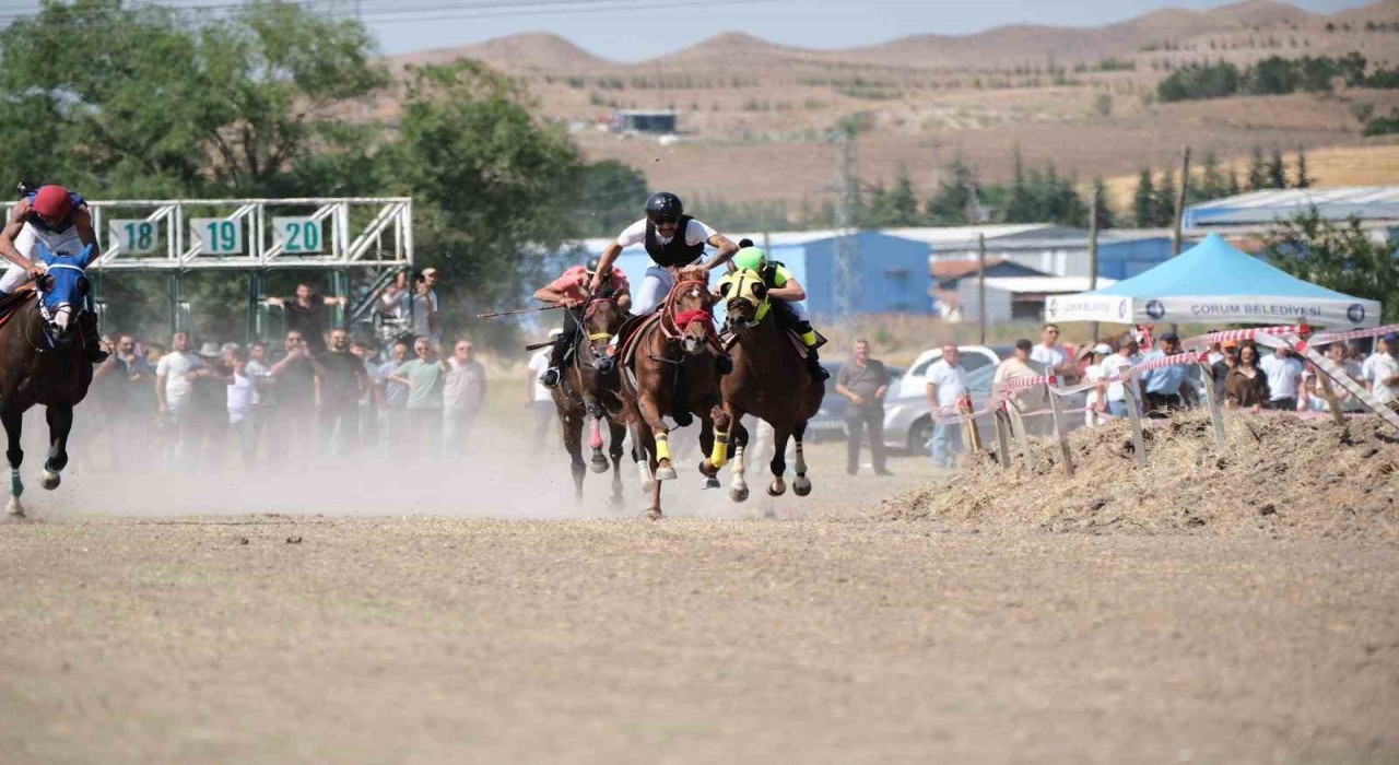 Çorumda at yarışları nefes kesti