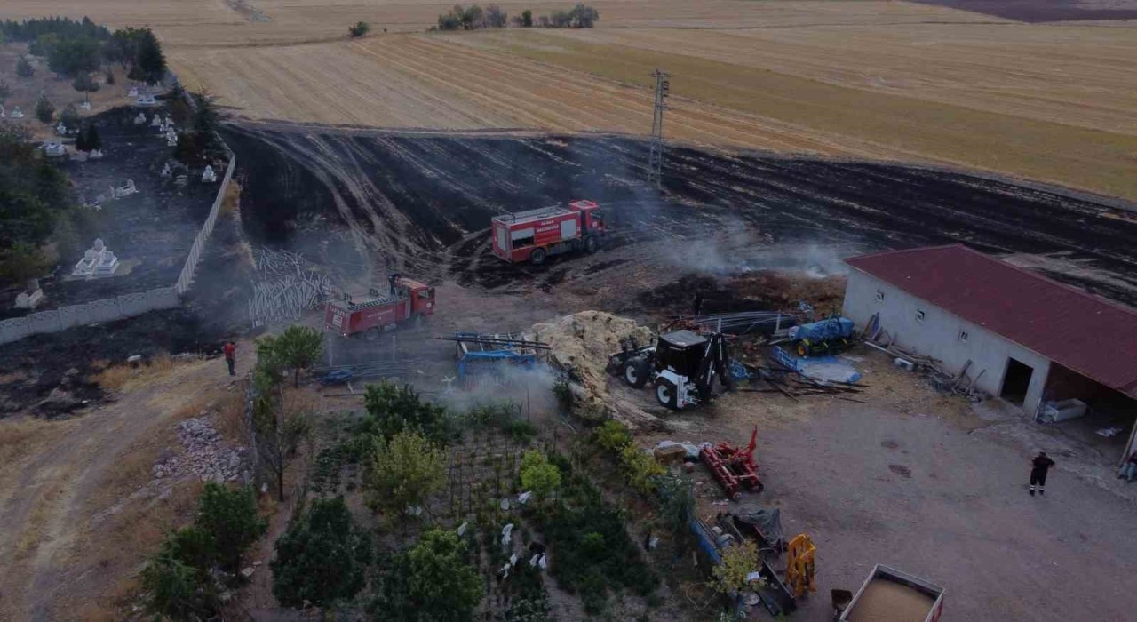 Çorumda elektrik direğinden çıkan kıvılcım yangına sebep oldu