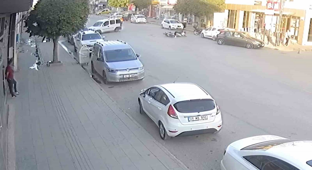 Çorumda hafif ticari araç ile motosiklet çarpıştı: 2 yaralı