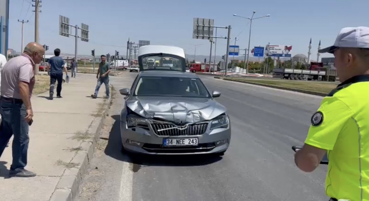 Çorumda iki otomobil çarpıştı: 3 yaralı