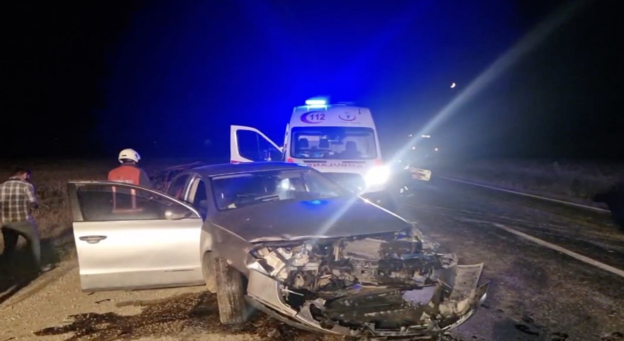 Çorumda iki otomobil kafa kafaya çarpıştı: 4 yaralı