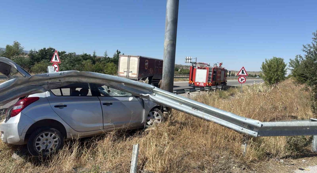 Çorumda otomobil bariyerlere girdi: 1 yaralı