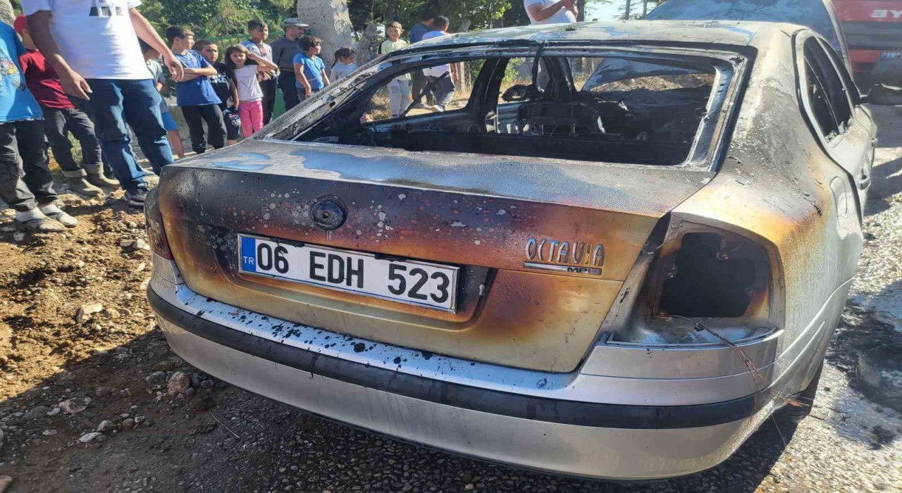 Çorumda park halindeki araç alev alev yandı