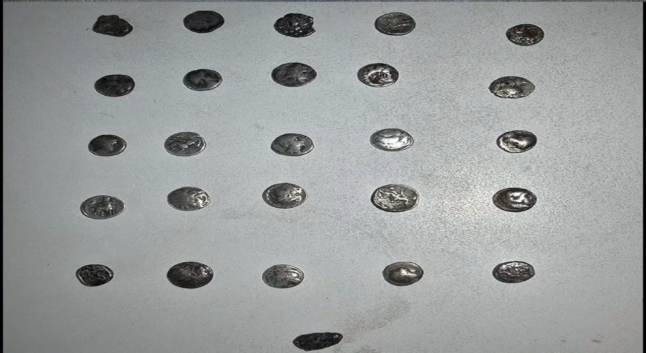 Çorumda şüpheli araçtan 26 adet sikke çıktı
