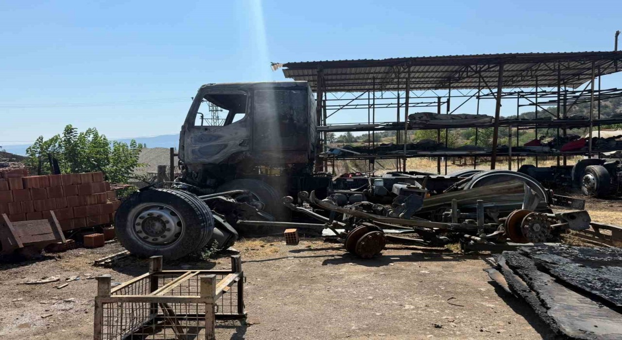 Çorumda trafo patladı: Oto geri dönüşüm atölyesi ve arı kovanları yandı