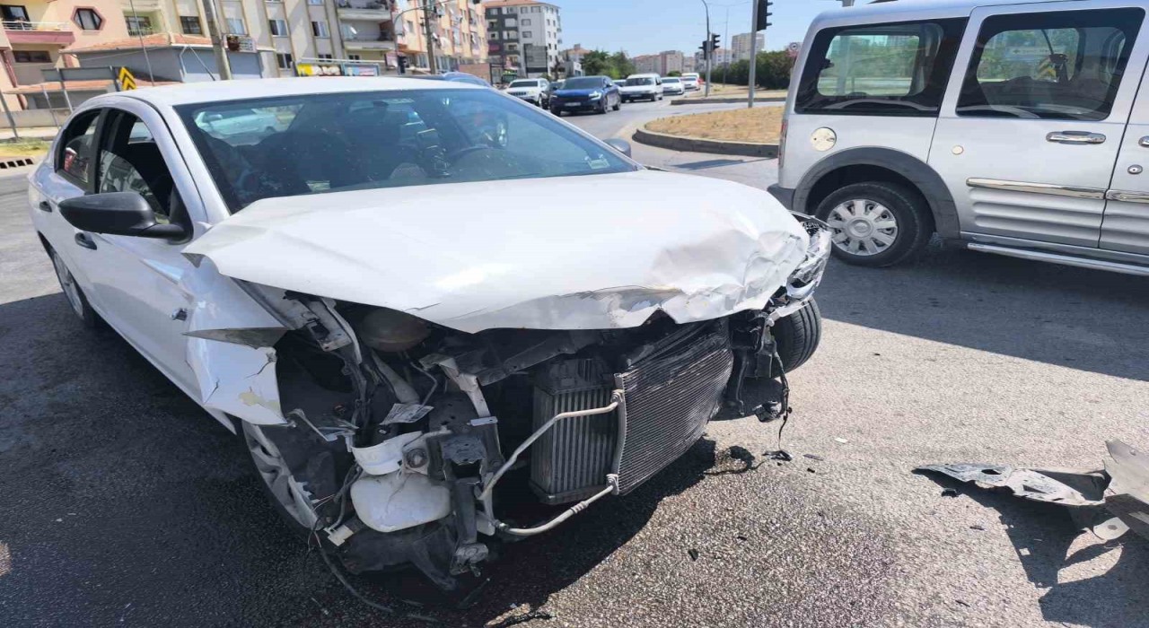 Çorumda üç aracın karıştığı zincirleme kazada 1i çocuk 8 kişi yaralandı