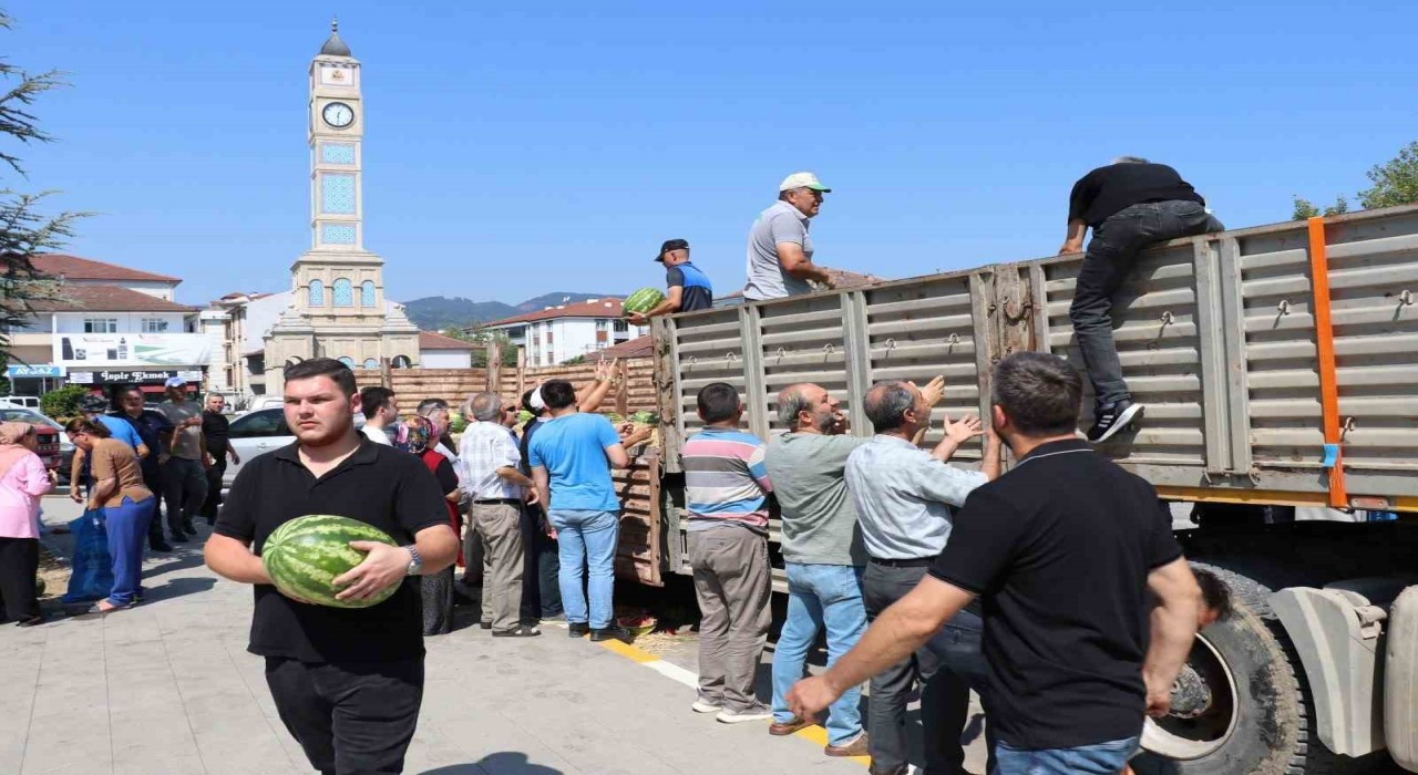 Cumayeri Belediyesi 1 tır karpuz dağıttı