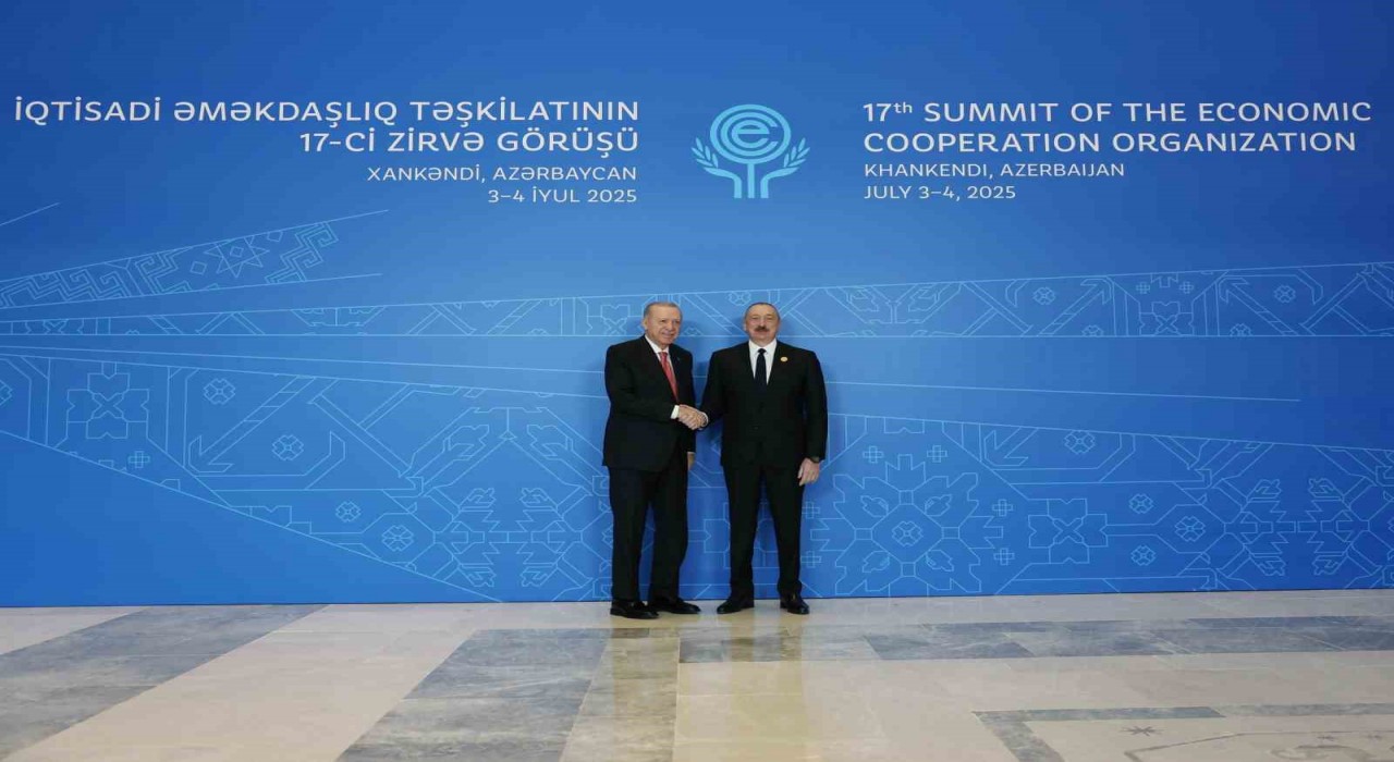 Cumhurbaşkanı Erdoğan, Ekonomik İşbirliği Teşkilatının 17. Zirvesinde Aliyev tarafından karşılandı