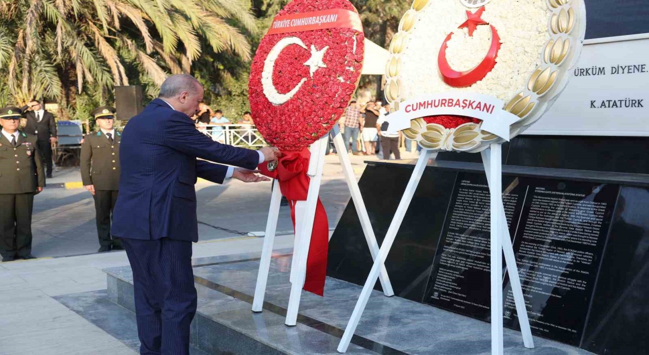 Cumhurbaşkanı Erdoğan, KKTCde Atatürk Anıtına çelenk bıraktı