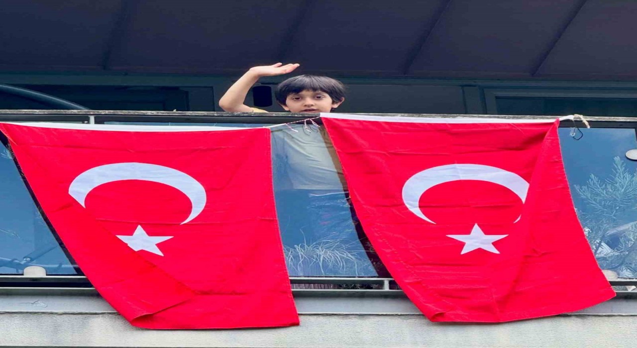 Cumhurbaşkanı Erdoğanın bayrak çağrısına İstanbuldan yanıt