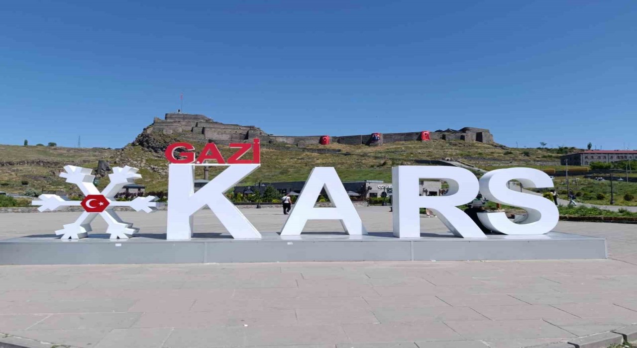 Cumhurbaşkanı Erdoğanın çağrısıyla Kars Kalesi bayraklarla donatıldı