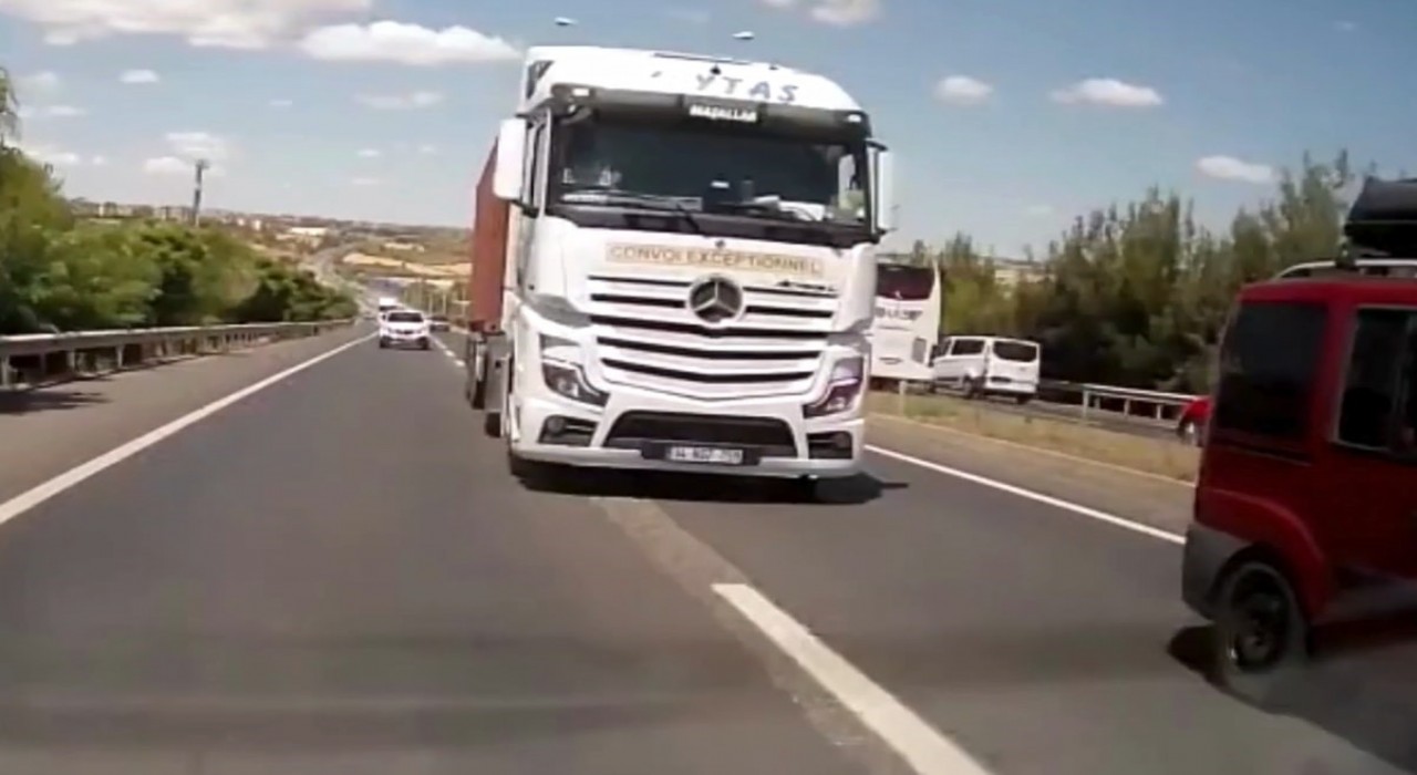 D-110 Karayolunda tırın tehlikeli yolculuğu bir aracın güvenlik kamerasıyla saniye saniye kaydedildi