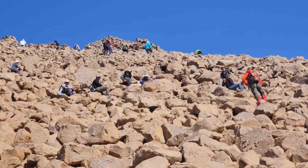 Dağcı Tarık Bünyamin Kaya anısına Süphan Dağına tırmanış