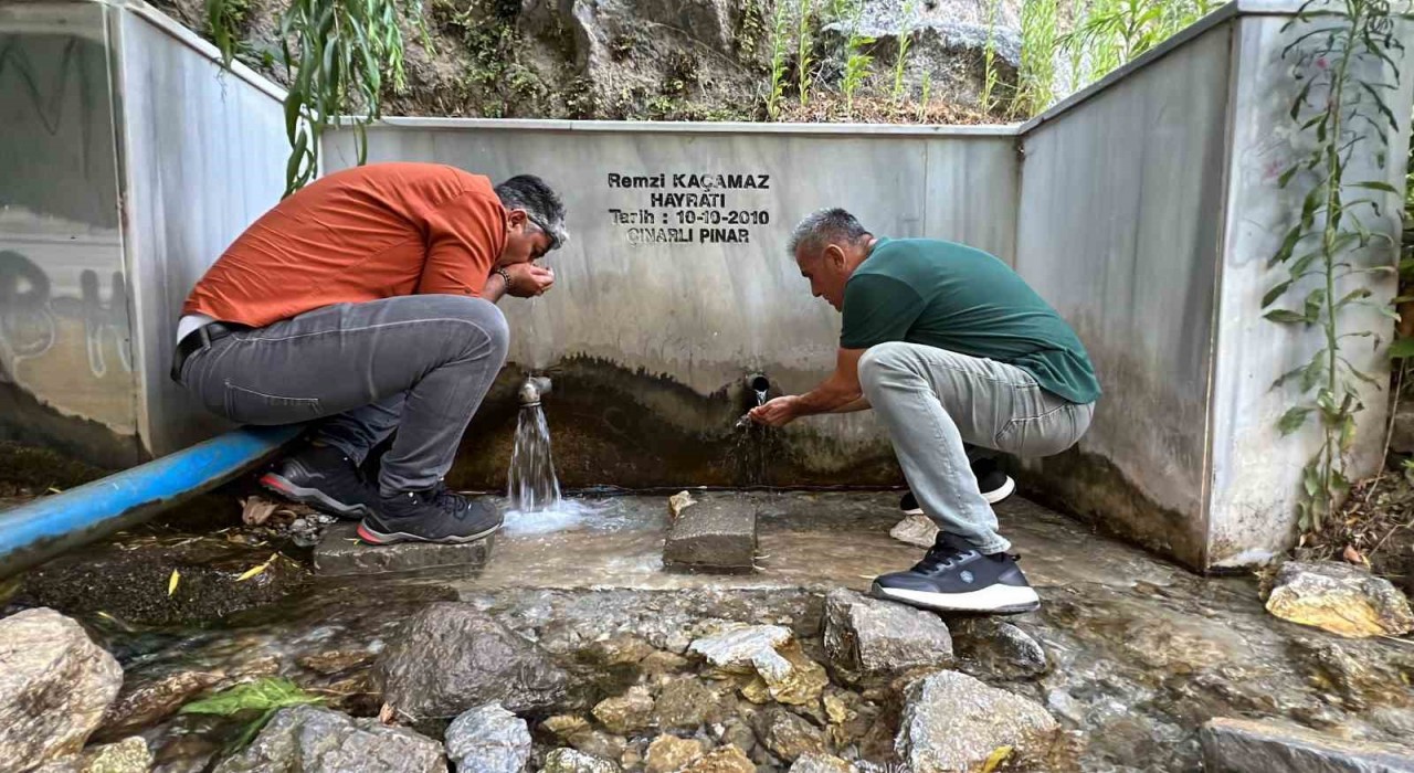 Dağdan çıkan su, vatandaşı serinletiyor