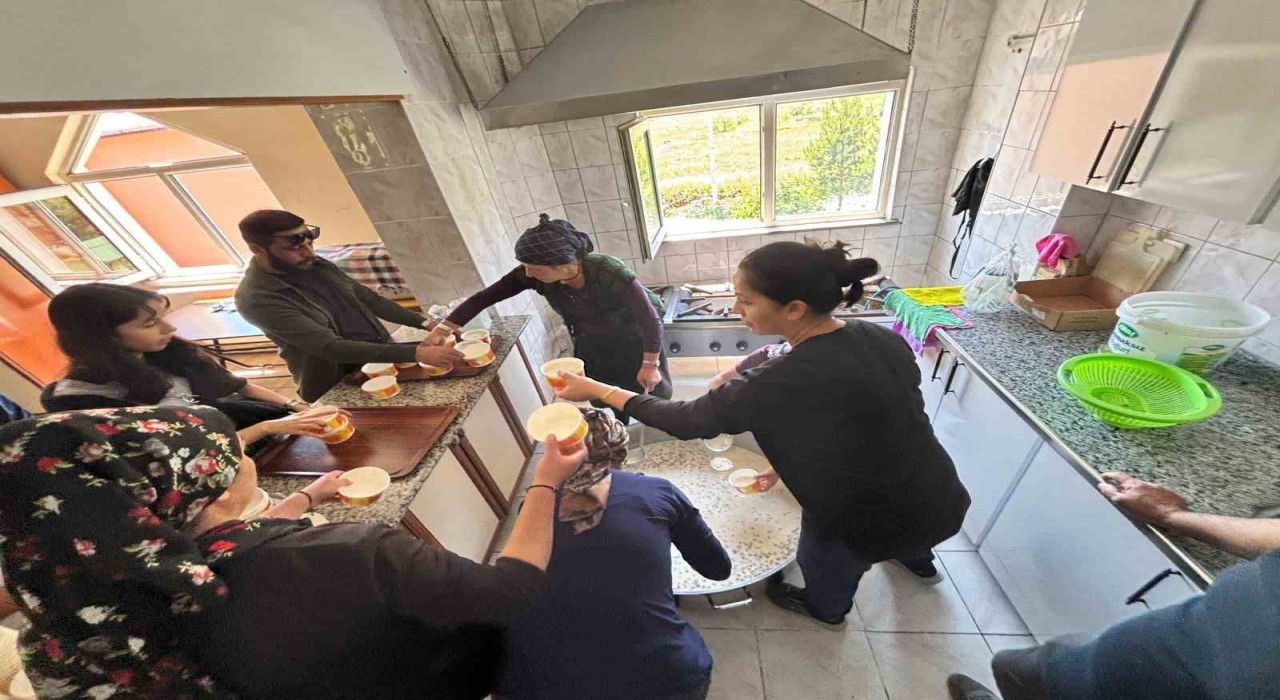 Damalda cemevinde lokma ve aşure ikramı yapıldı