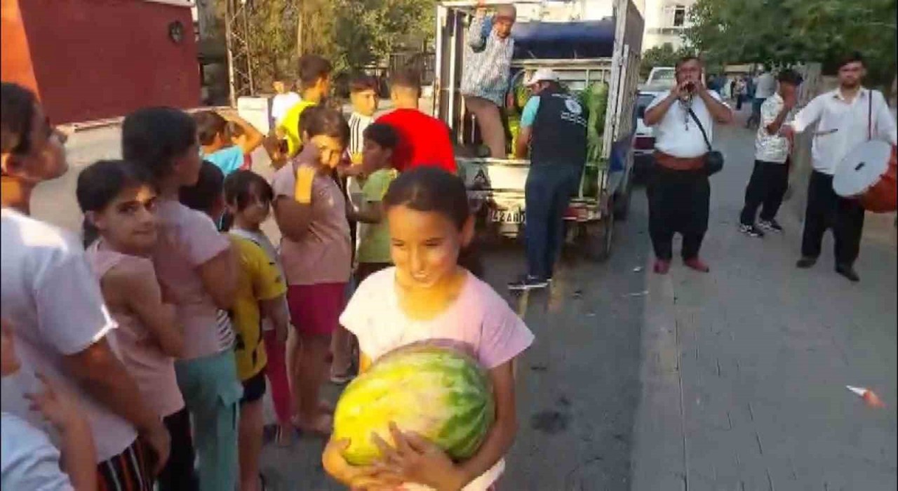 Davul zurna eşliğinde 7 ton karpuzu 10 dakikada dağıttı